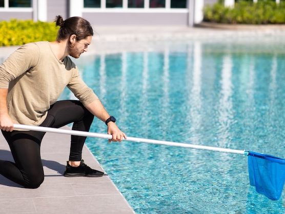 Jak skutecznie dbać o czystość wody w basenie przez cały sezon?